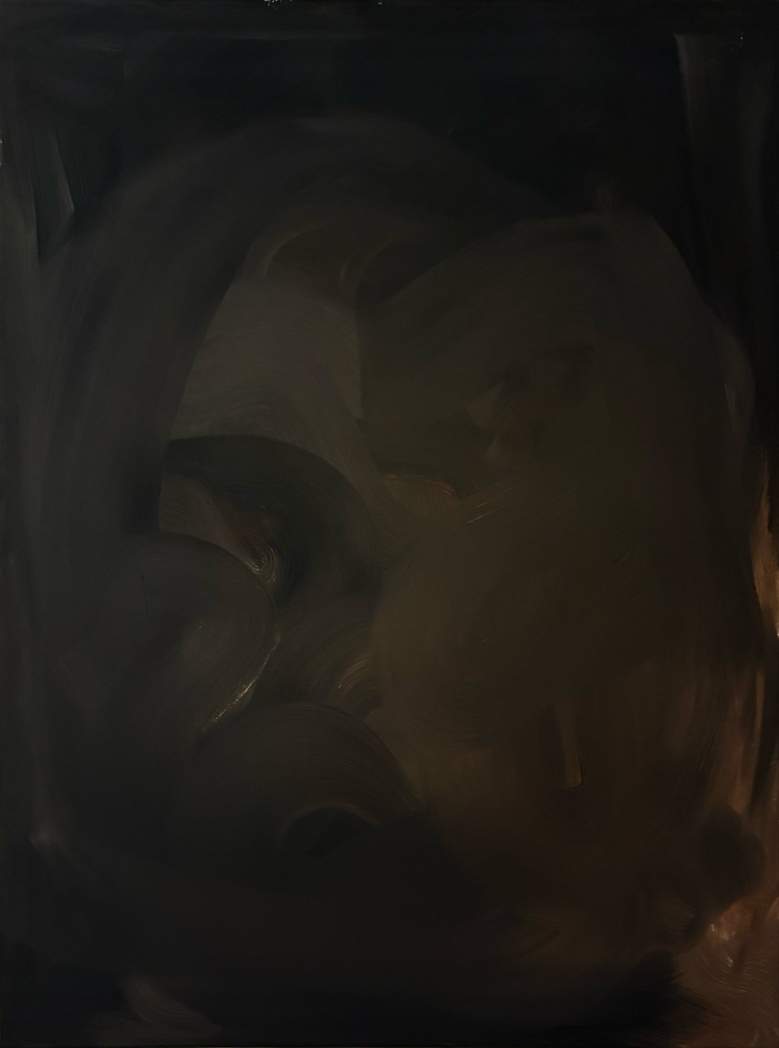 Peinture verticale presque noire. Des courbes et frottements sont visibles sous la matière sombre, avec une présence brune plus chaude sur le bord droit.